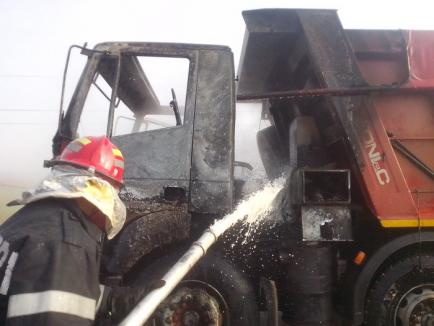 Incendiu pe DN 19B: Un camion s-a făcut scrum